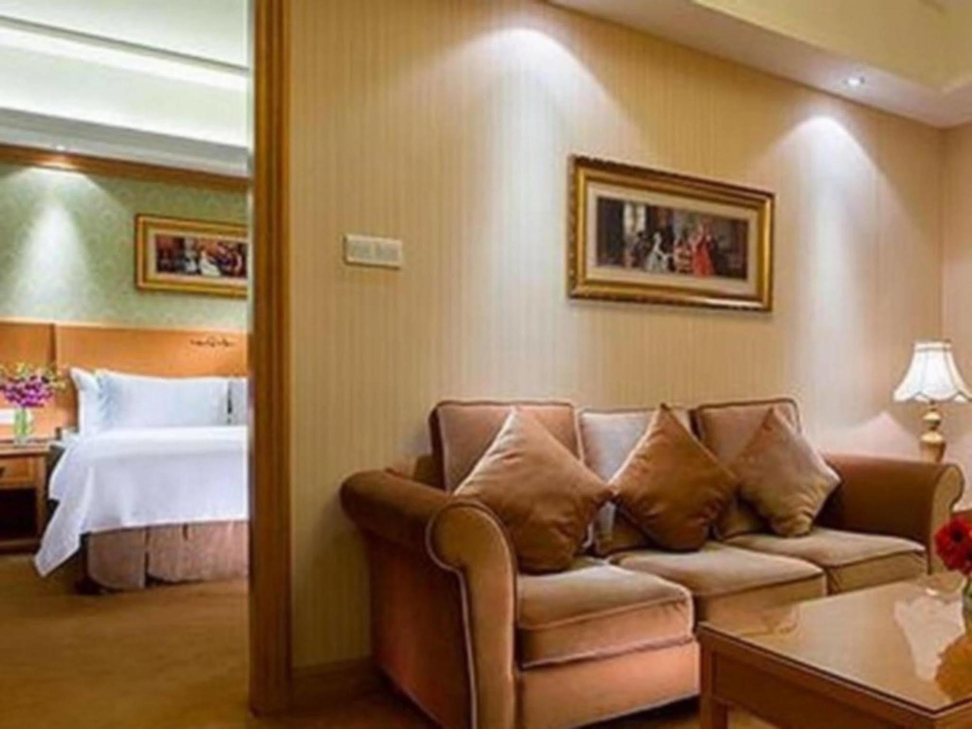 Vienna Hotel Shenzhen Longhua Екстер'єр фото